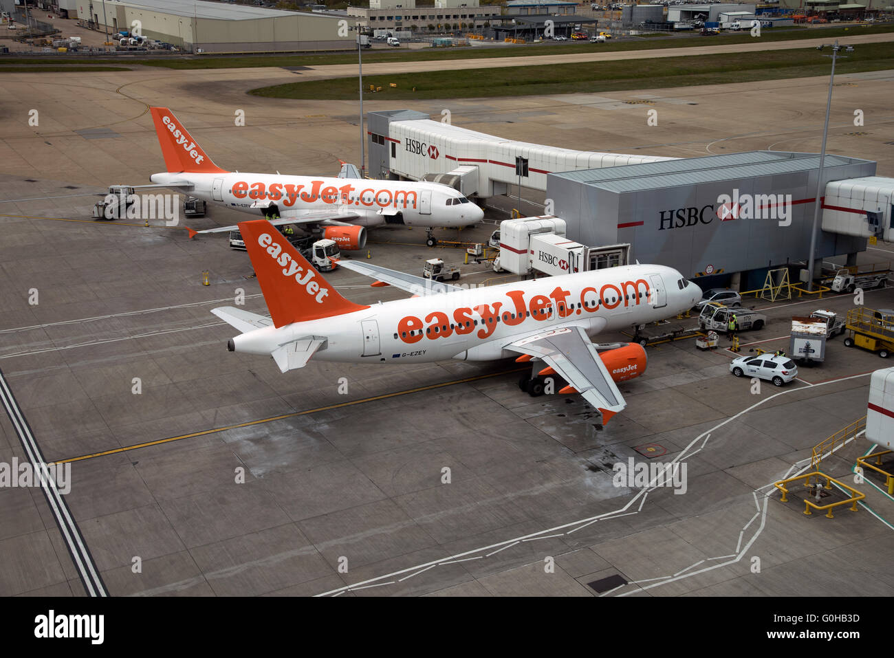 Easyjet aerei per il trasporto di passeggeri sul piazzale dell'Aeroporto Gatwick di Londra nel Sud dell Inghilterra REGNO UNITO Foto Stock