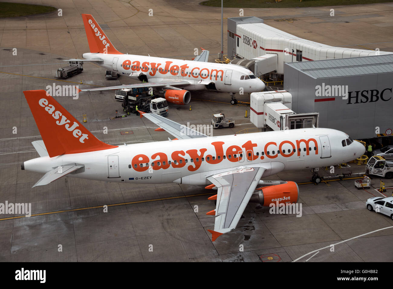 Easyjet aerei per il trasporto di passeggeri sul piazzale dell'Aeroporto Gatwick di Londra nel Sud dell Inghilterra REGNO UNITO Foto Stock