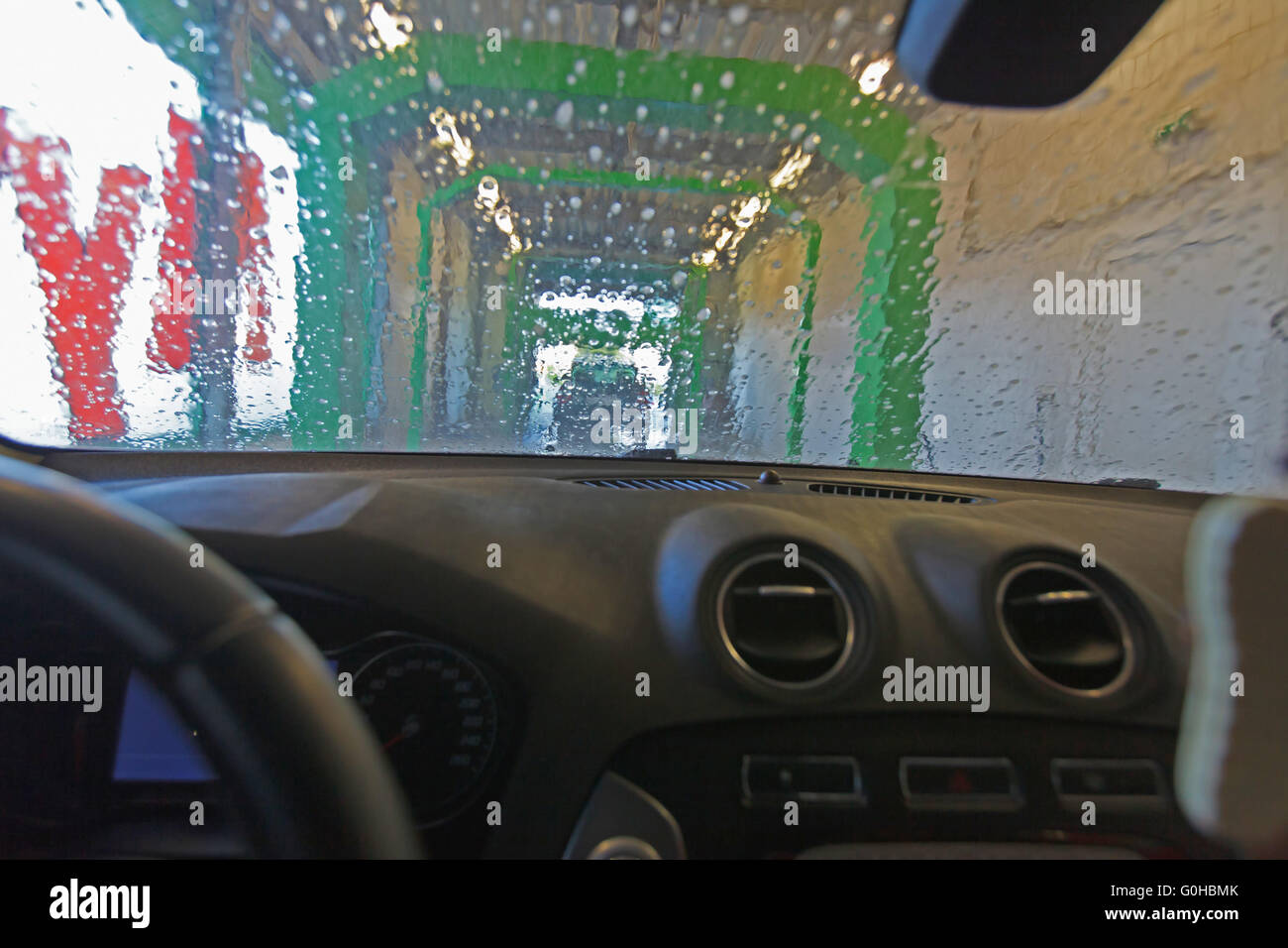 Stazione di lavaggio automatico. vista dalla macchina di un passaggio auto rondella (unfocused, effetto sfocato). Foto Stock