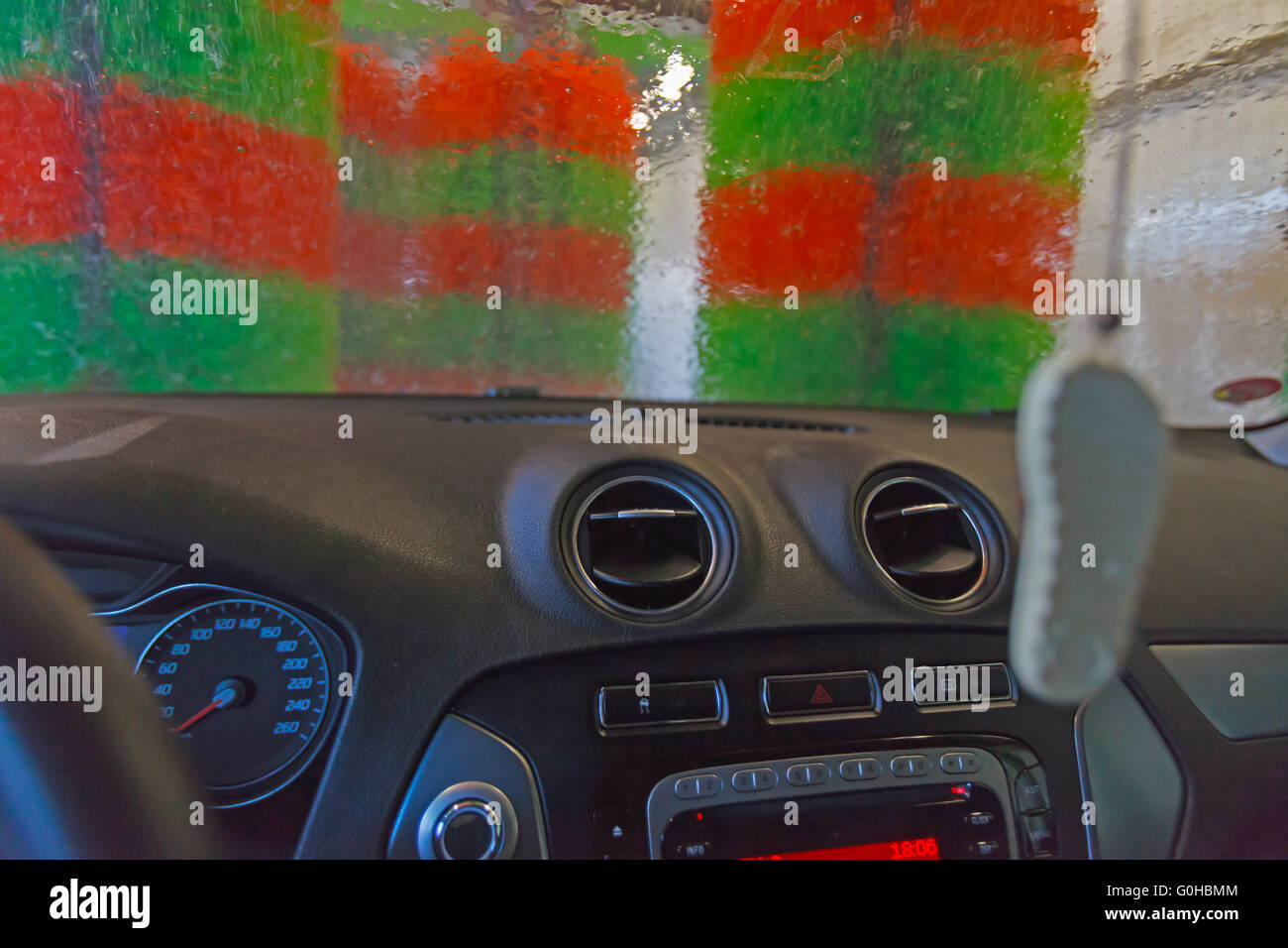 Stazione di lavaggio automatico. vista dalla macchina di un passaggio auto rondella (unfocused, effetto sfocato). Foto Stock
