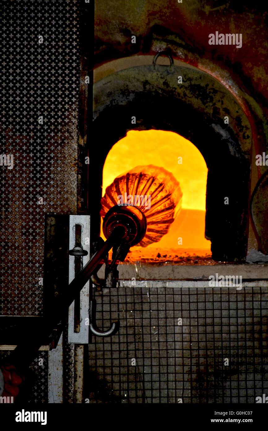 Soffiatori di vetro la produzione di vetro presso la fabbrica del Vetro a Murano island, Italia Foto Stock