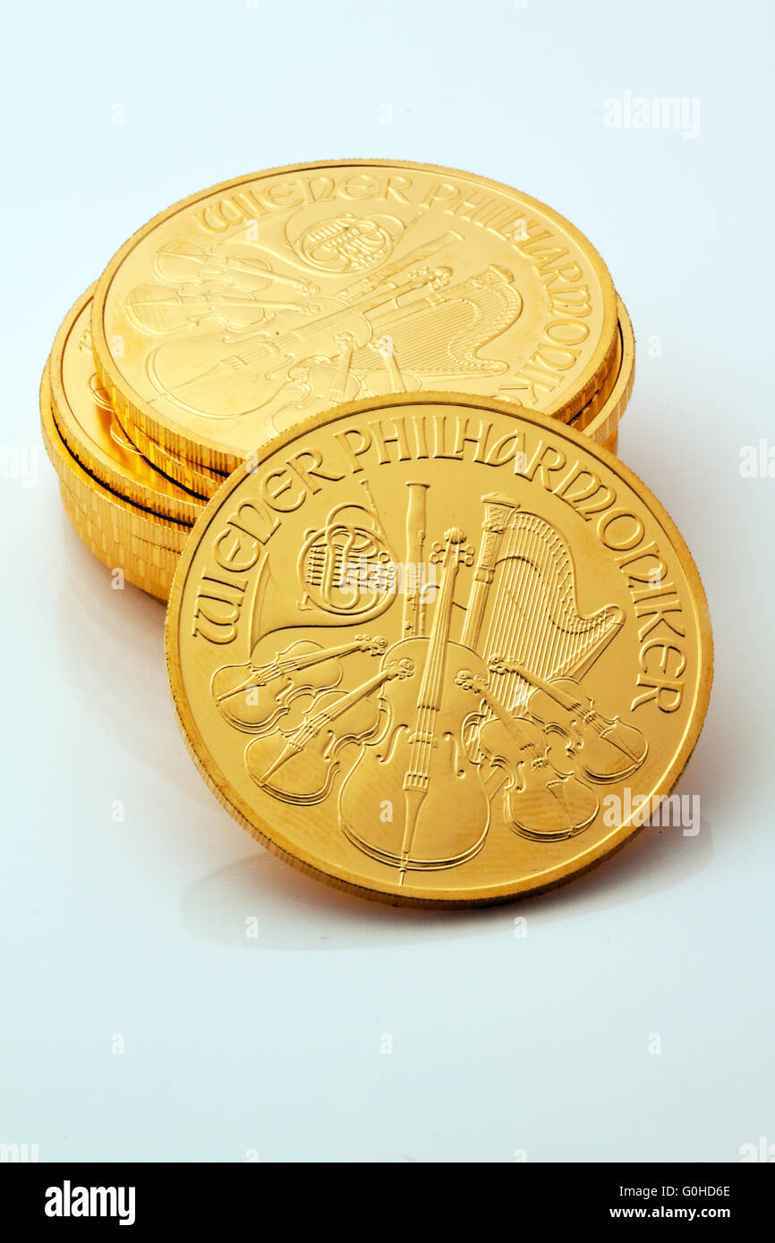 Investimento in oro vero di lingotti d'oro e monete d'oro Foto Stock