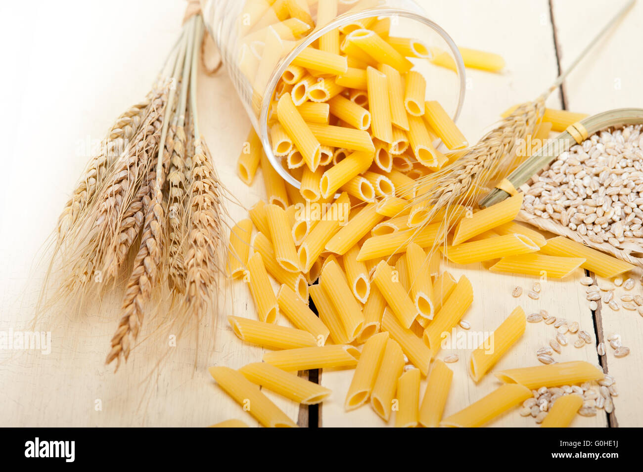 La pasta italiana Le penne con grano Foto Stock