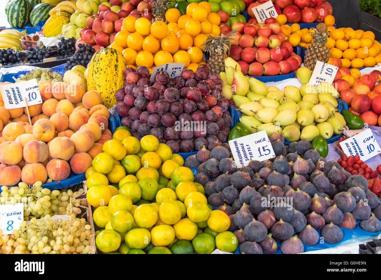 Grande varietà di frutti per la vendita su un mercato Foto Stock