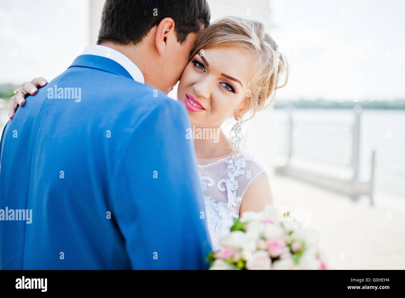 Sposa vicino al lago, a giornata di sole Foto Stock