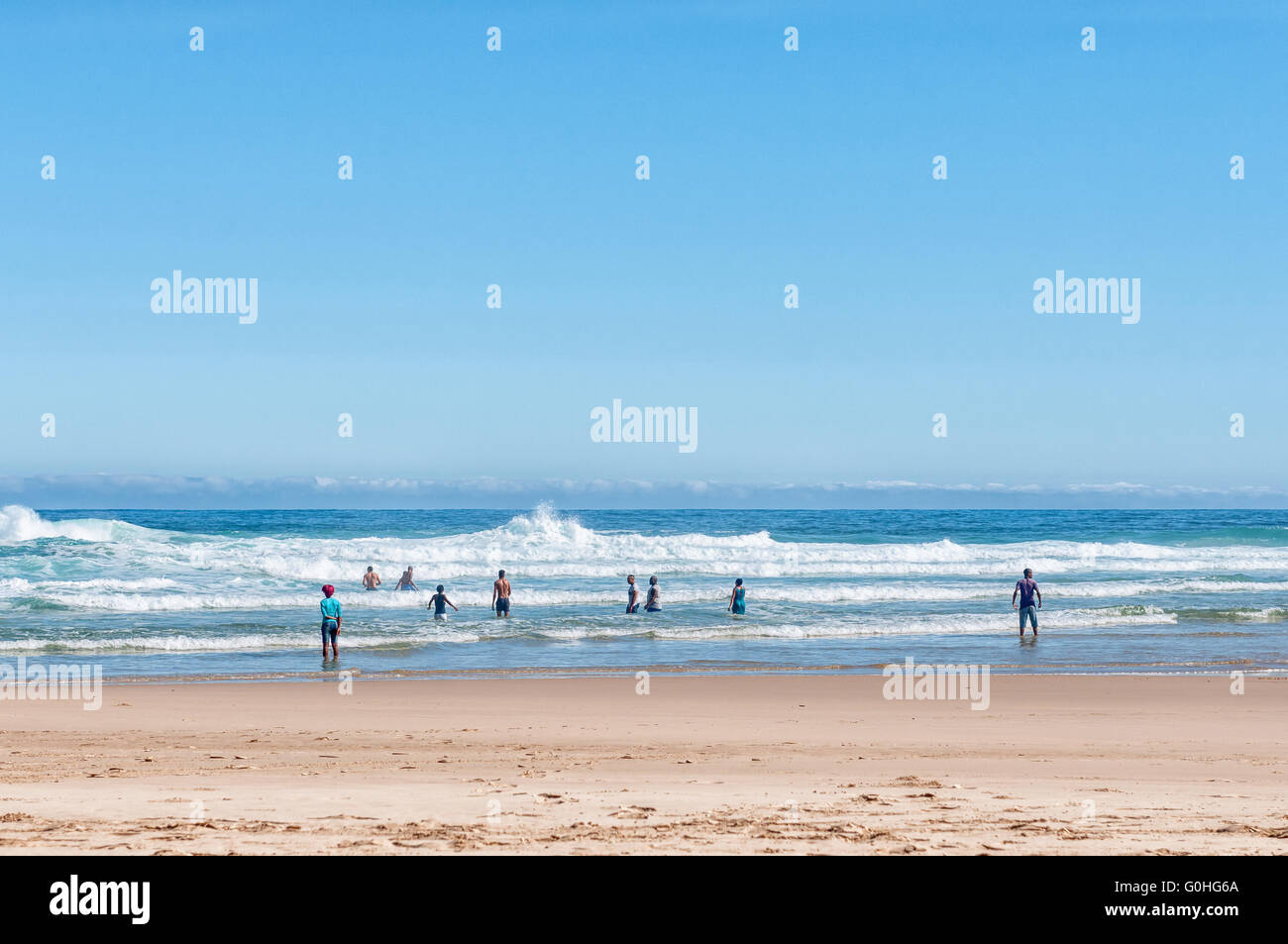 Nature Valley, SUD AFRICA - 2 Marzo 2016: i nuotatori non identificato su una spiaggia presso la cittadina di Nature Valley Foto Stock