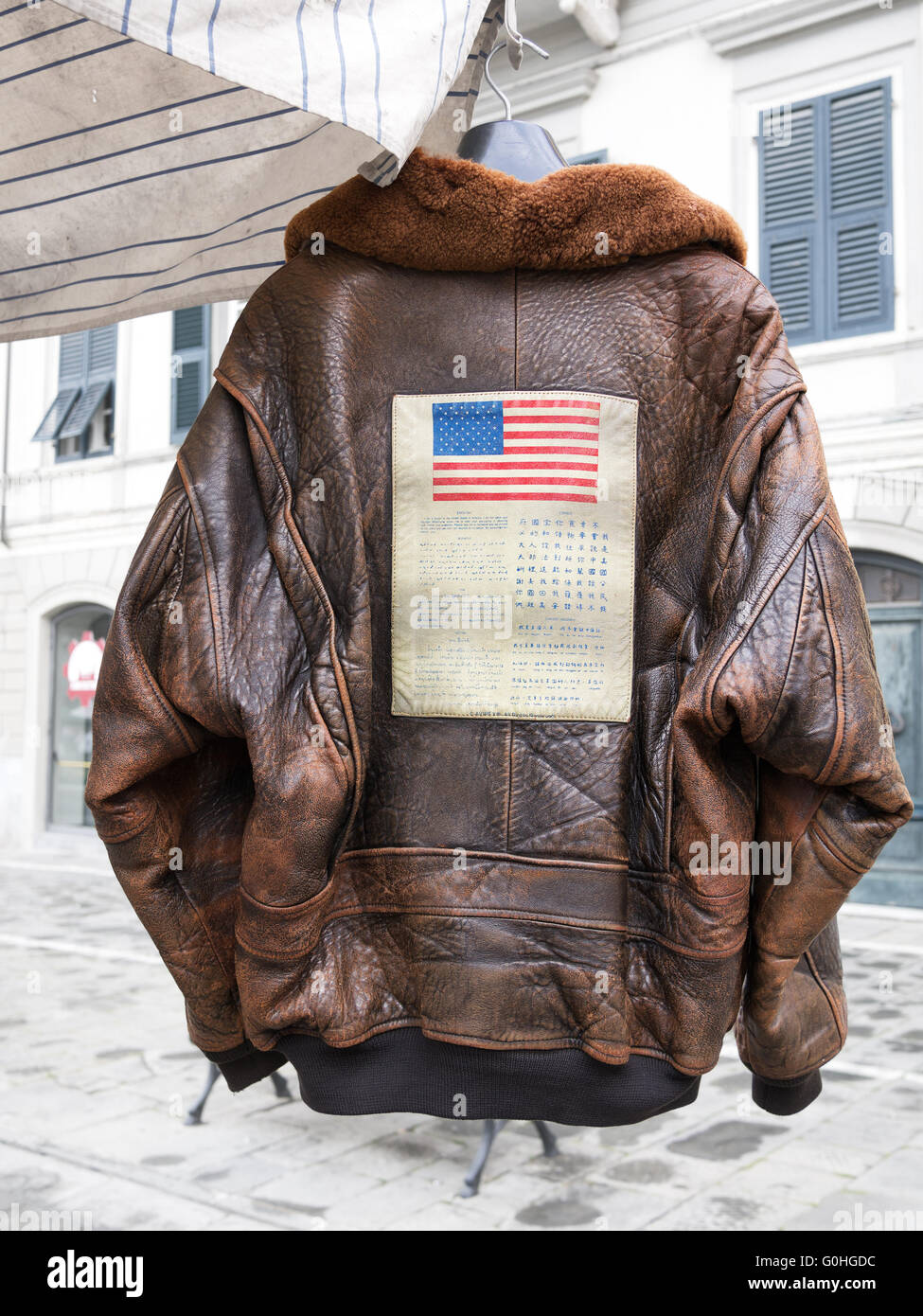 Noi USAF piloti in pelle giacca. Per la vendita nel mercato. Vista di  retromarcia Foto stock - Alamy