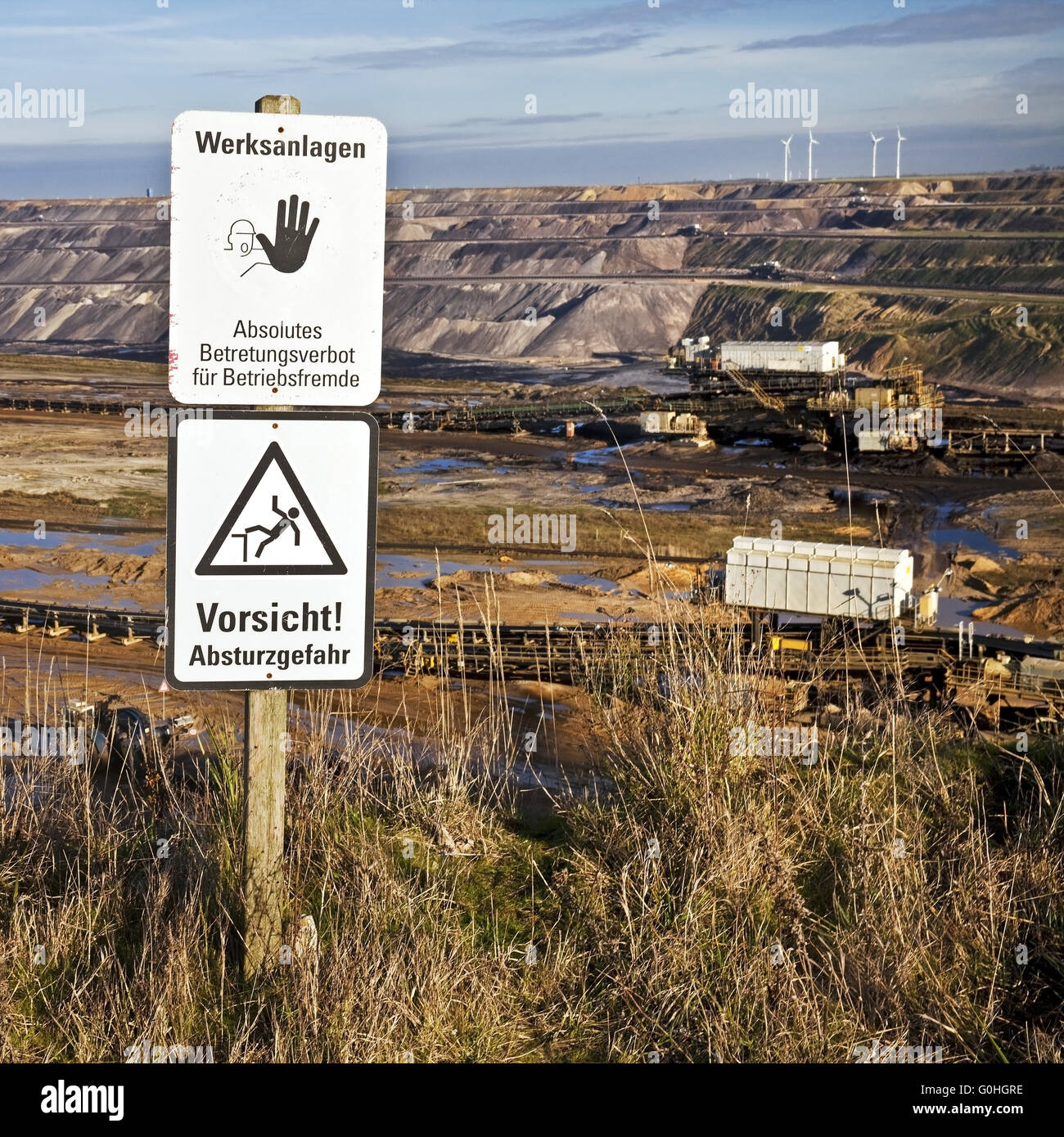 Un segnale di avviso nella parte anteriore del Garzweiler II carbone marrone miniere di superficie, Garzweiler, Juechen, Germania Foto Stock