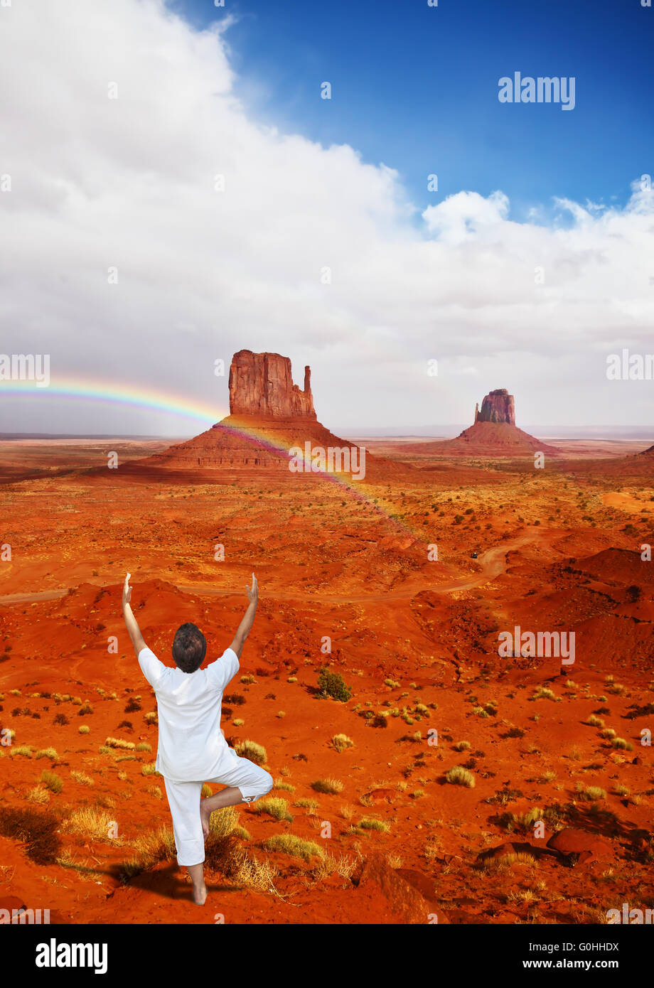 La donna in bianco sotto il Rainbow Foto Stock