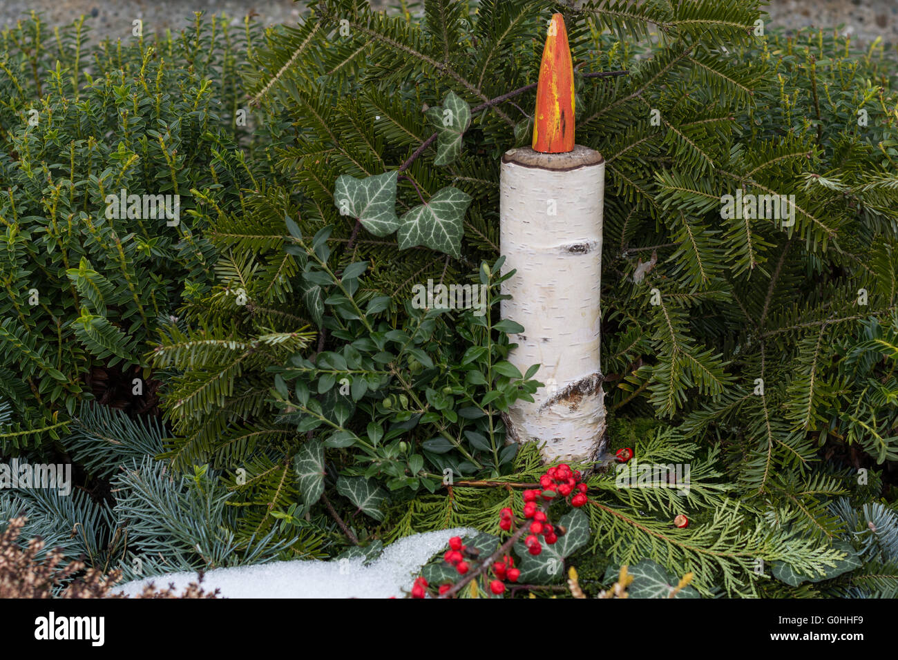 Grave decorazione con bastoni di legno e candela in inverno Foto Stock