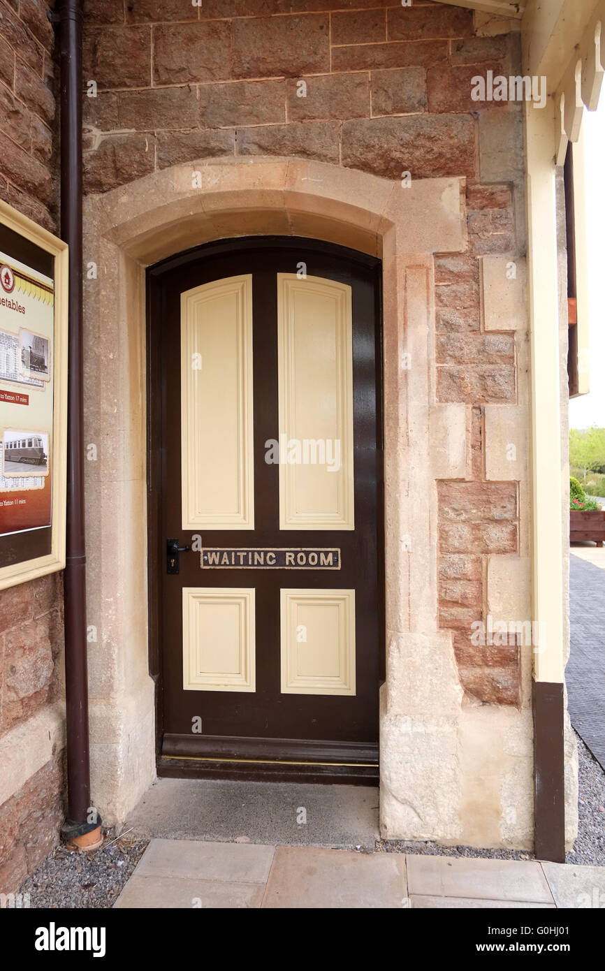 Classica vecchia stazione ferroviaria porta ad una sala di attesa, 1 maggio 2016 Foto Stock