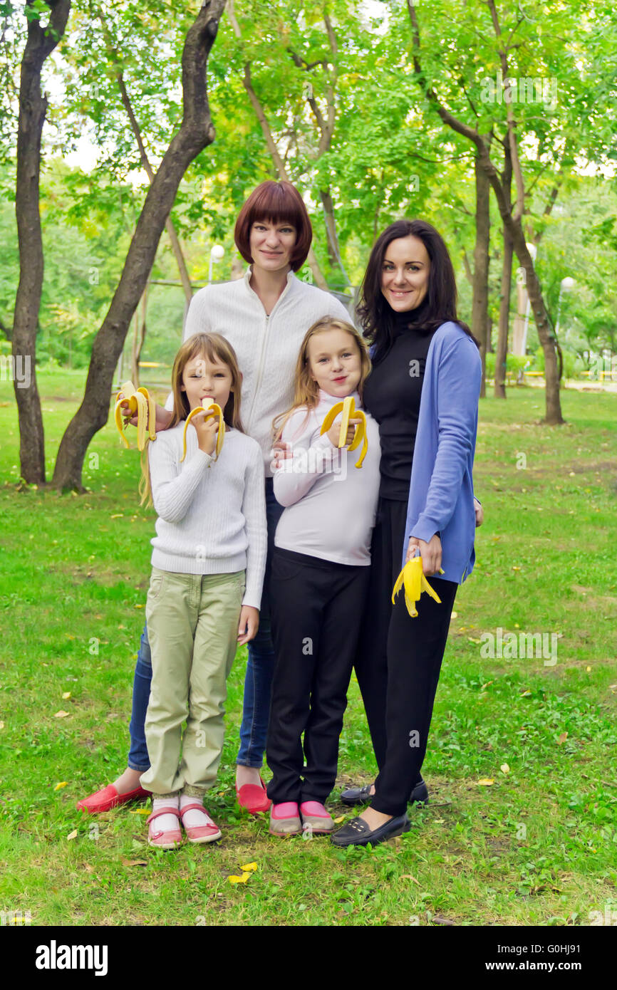 Le persone sono di mangiare banane Foto Stock