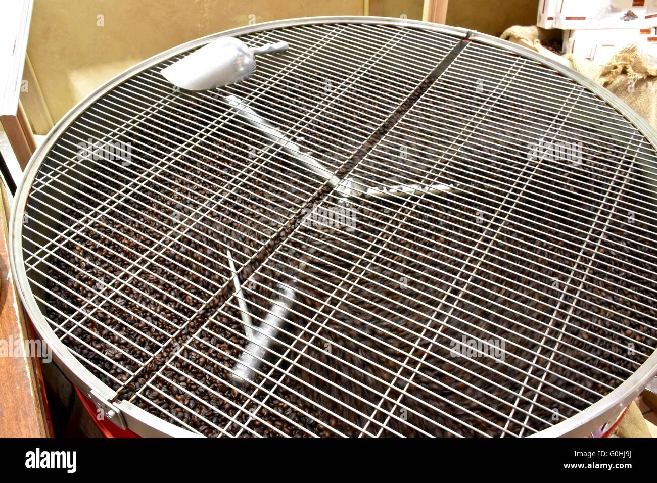 Freschi i chicchi di caffè in una macchina Foto Stock