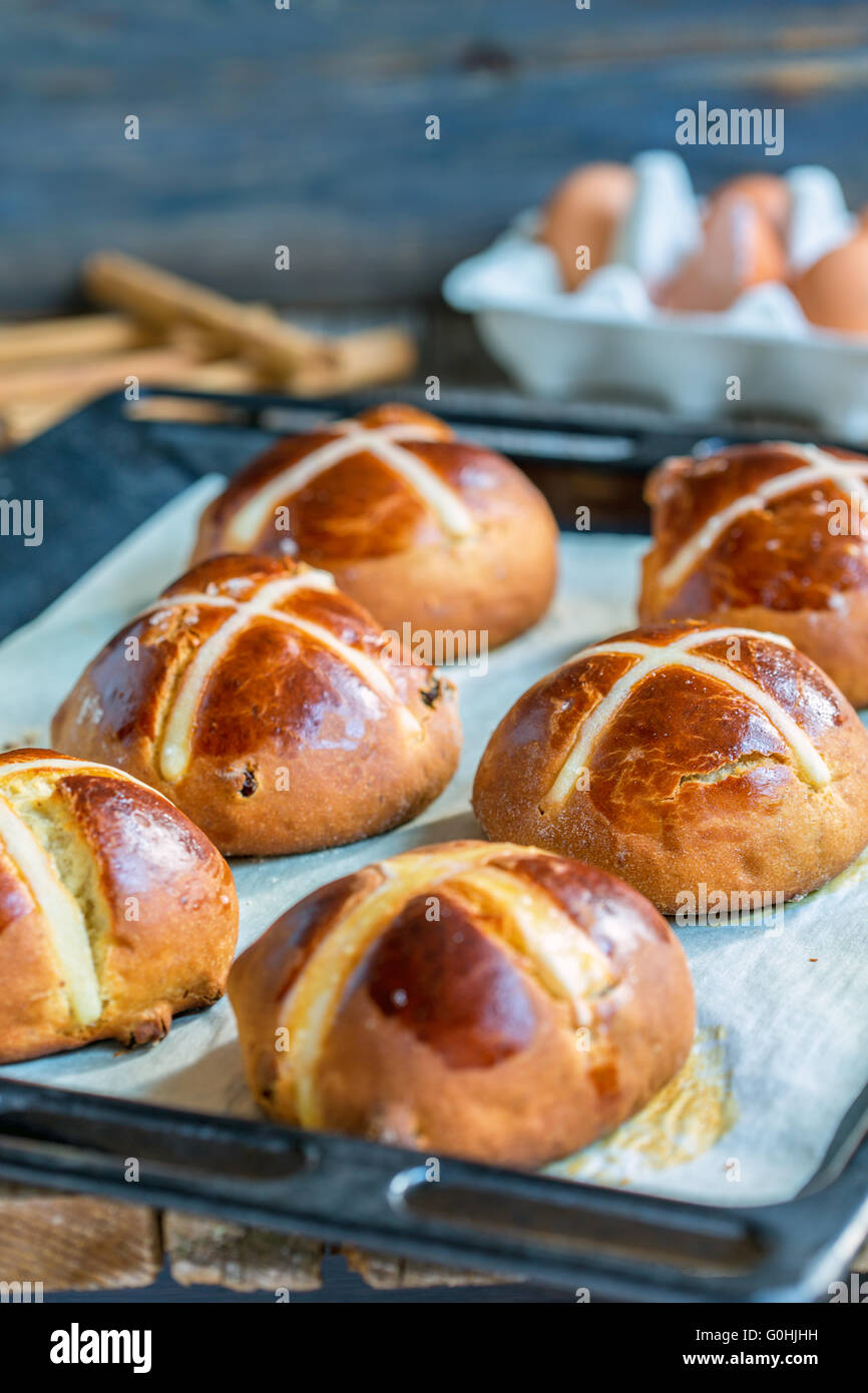 Inglese ciambelle pasquali di close-up. Foto Stock