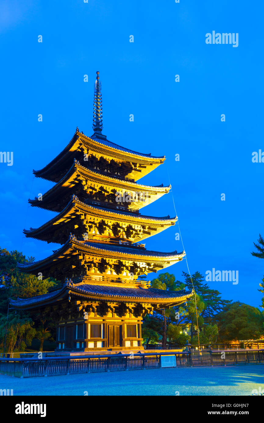 Kofuku-Ji cinque piani pagoda illuminato ora blu cielo Foto Stock