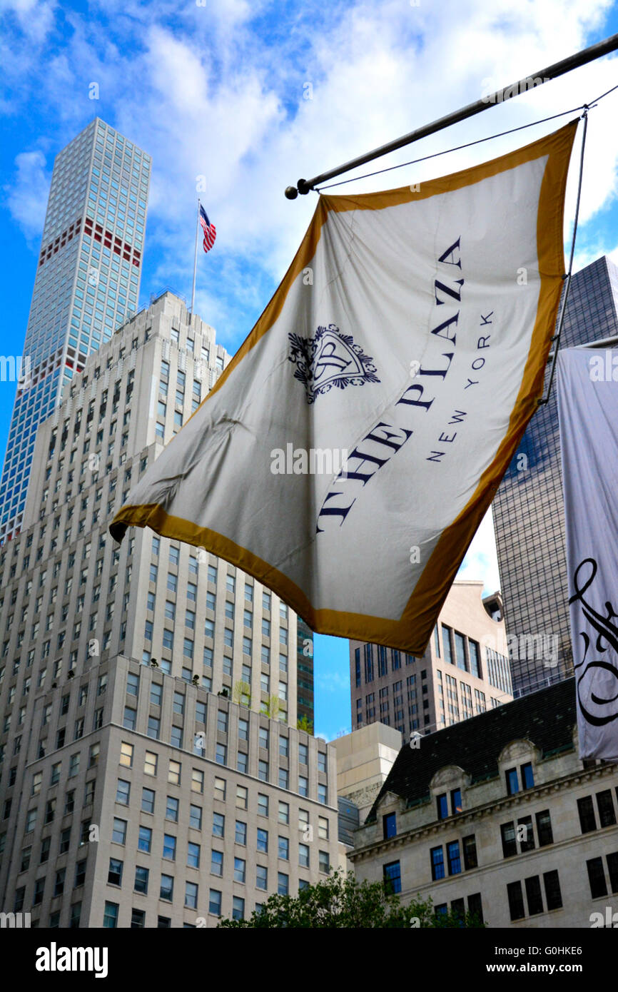 Una bandiera al di fuori del Plaza Hotel ,NYC,USA Foto Stock