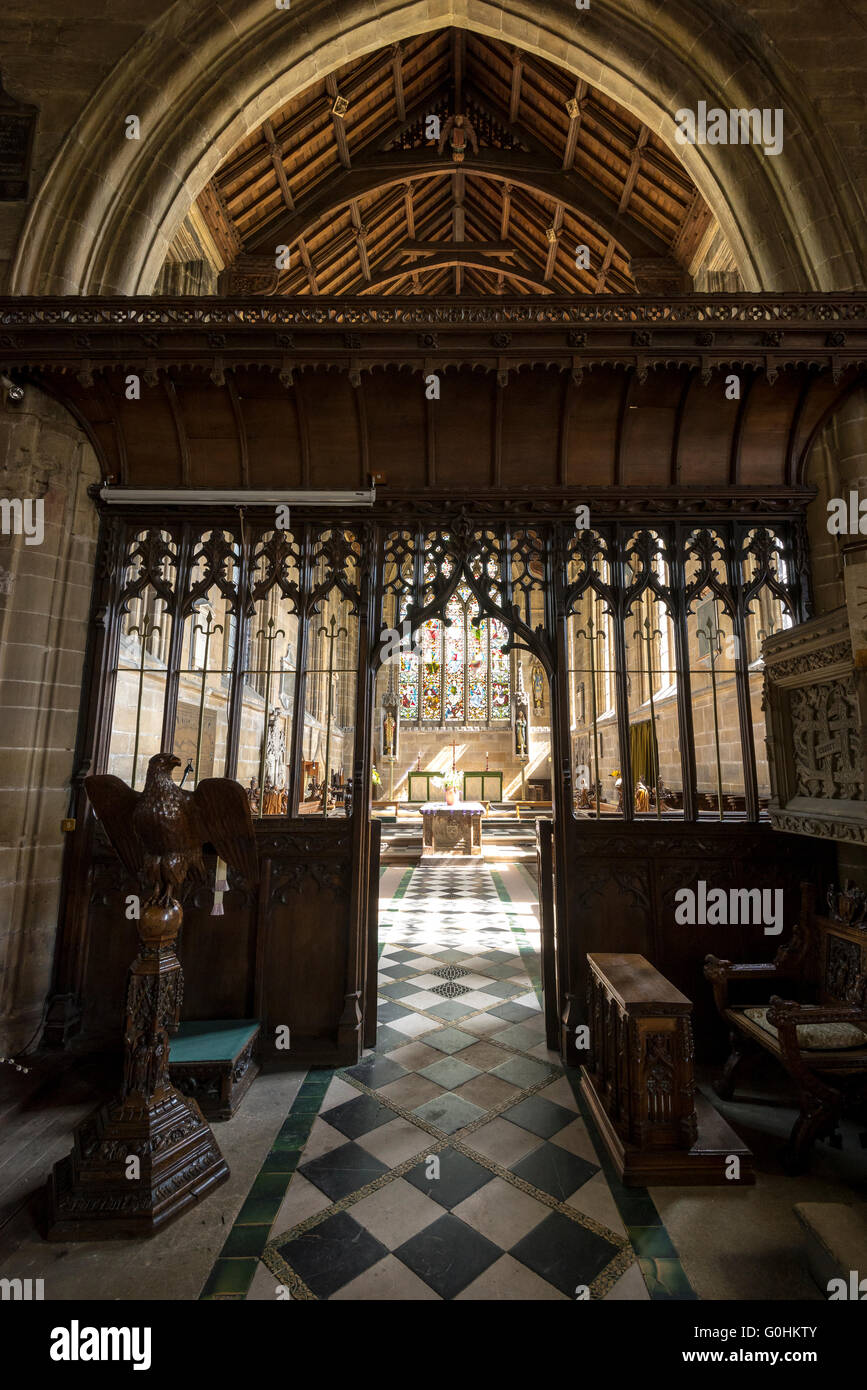 Gli interni della cattedrale del picco nel villaggio di Tideswell, Derbyshire. San Giovanni Battista. Foto Stock