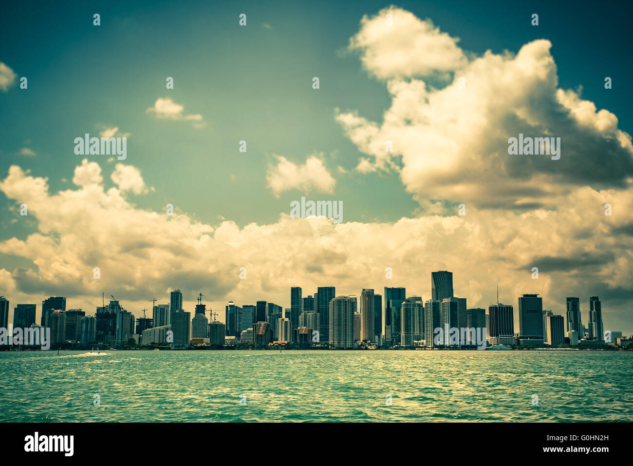 Vista di Miami Florida skyline drammatica sotto le nuvole in cielo Foto Stock