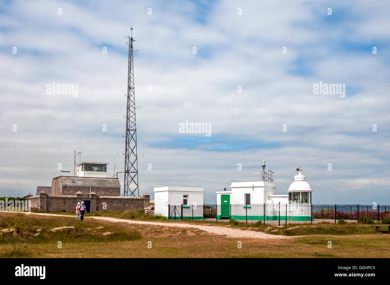 Faro di Berry Head sopra in Brixham Devon meridionale con due persone che passeggiano passato Foto Stock