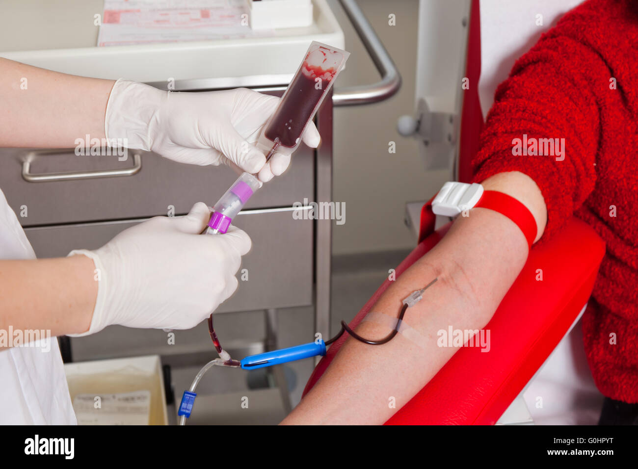 Il sangue dalle donazioni di sangue in laboratorio del sangue Foto Stock