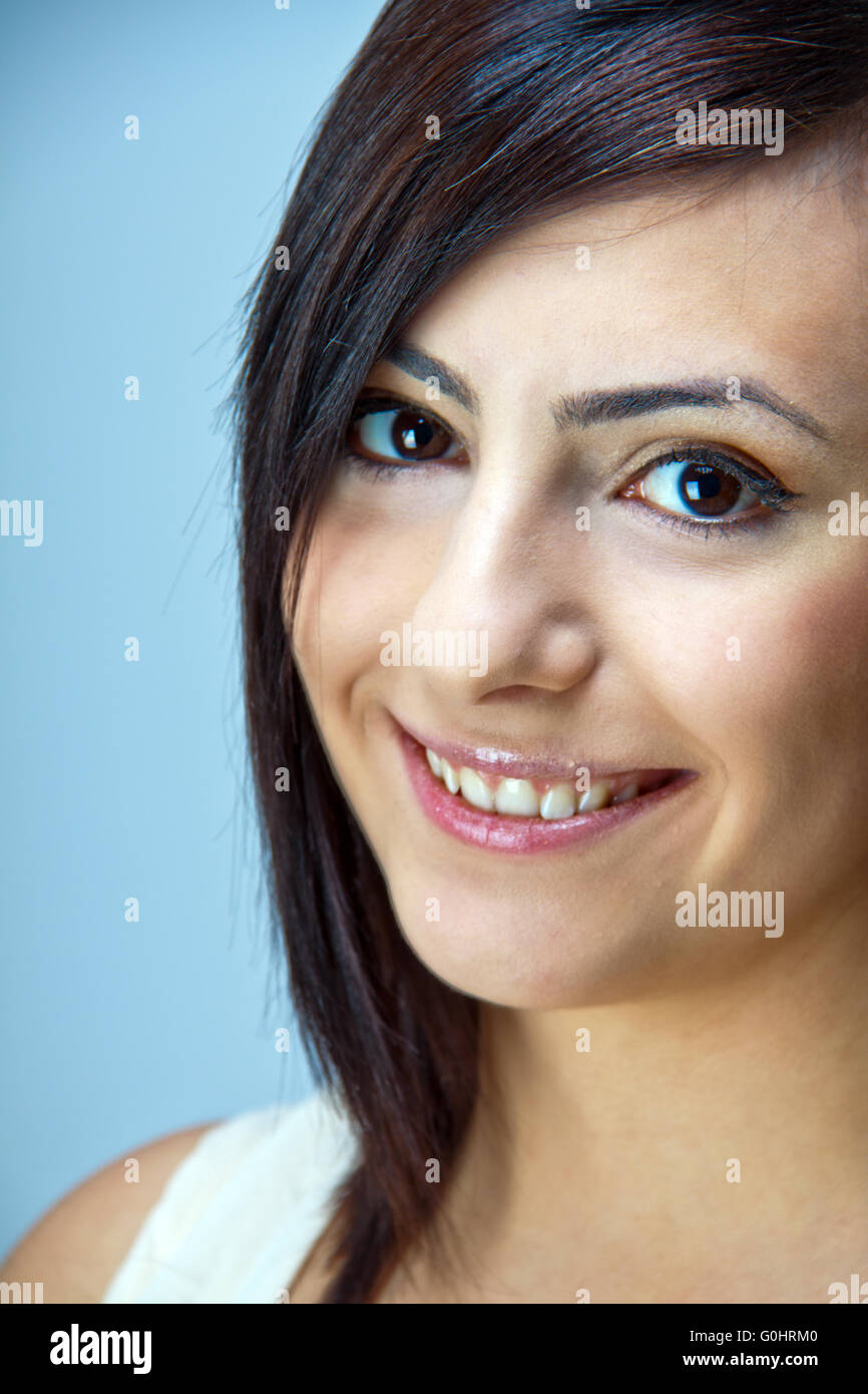 Beautytiful giovane donna con un sorriso luminoso Foto Stock