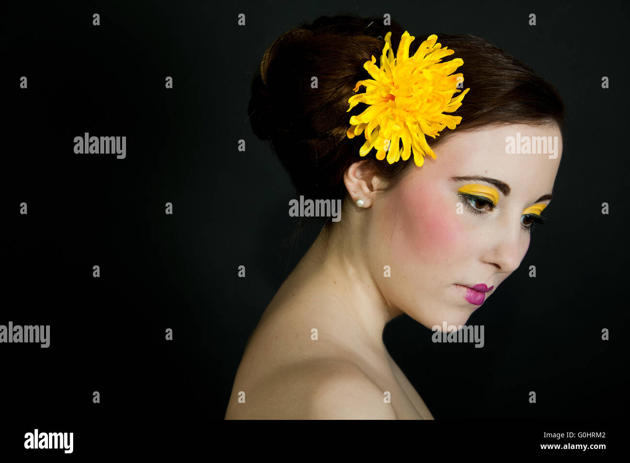 Bellezza asiatica con fiore giallo Foto Stock