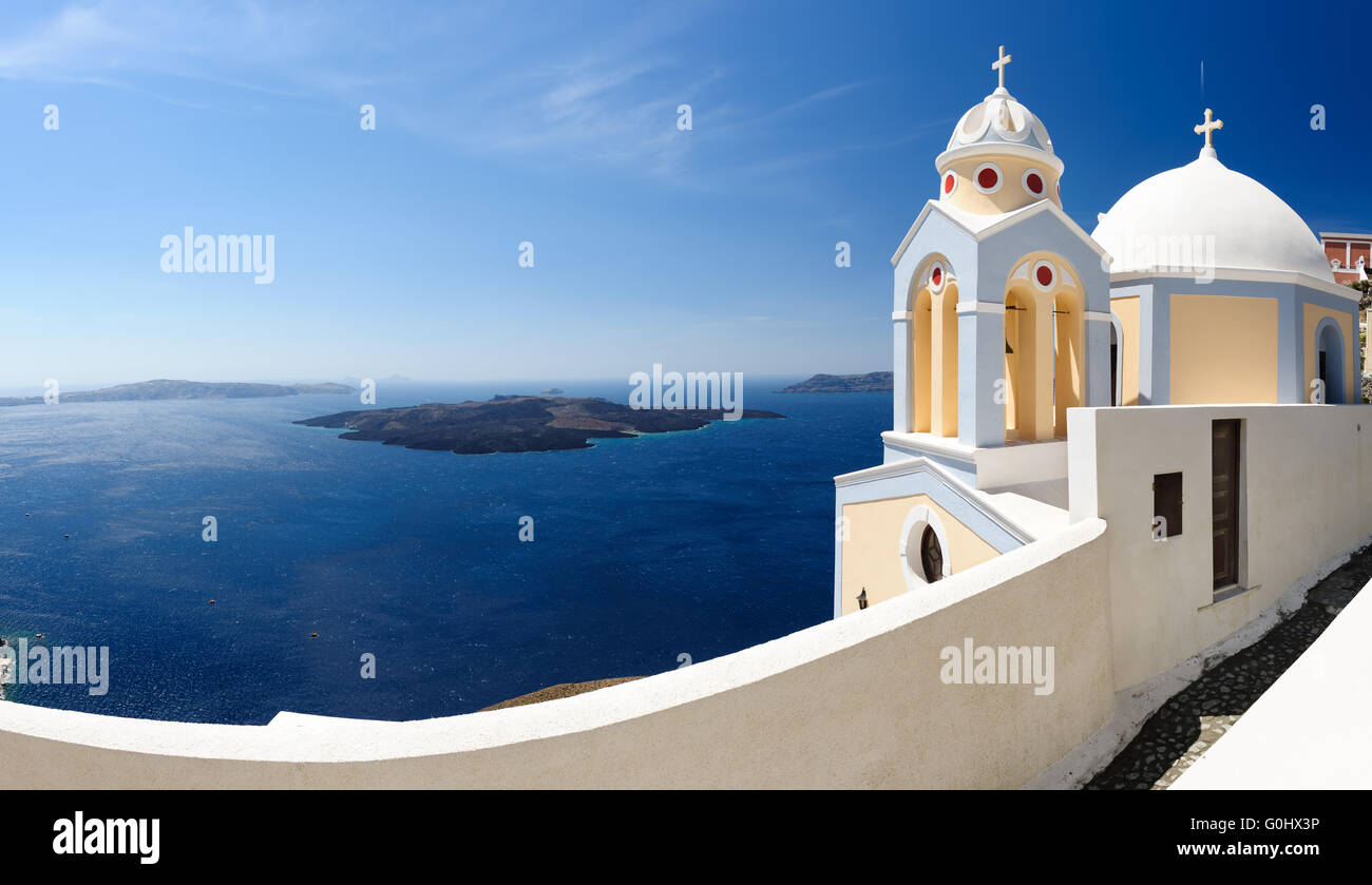 Santorini panorama con la chiesa Foto Stock