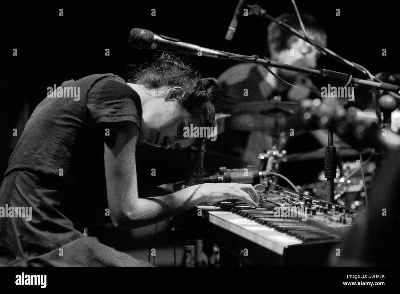 Barcellona - 17 Maggio: Maria Coma (pianista e compositore e cantautore che canta in catalano) esegue al centro Artesa Tradicionarius Foto Stock