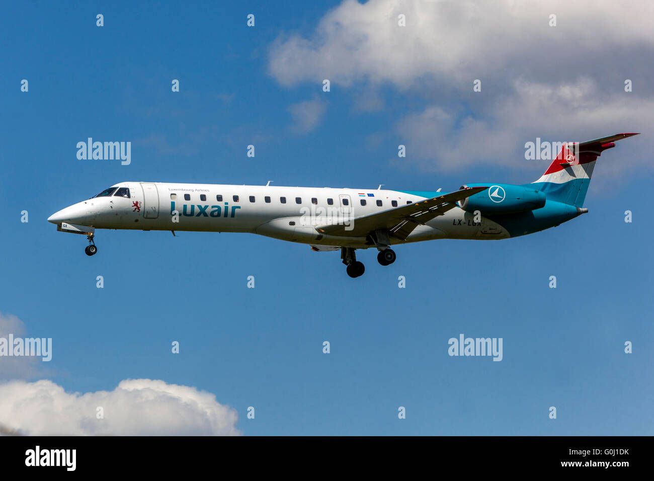 Luxair, Embraer ERJ-145 approcci per lo sbarco di Praga, Repubblica Ceca Foto Stock