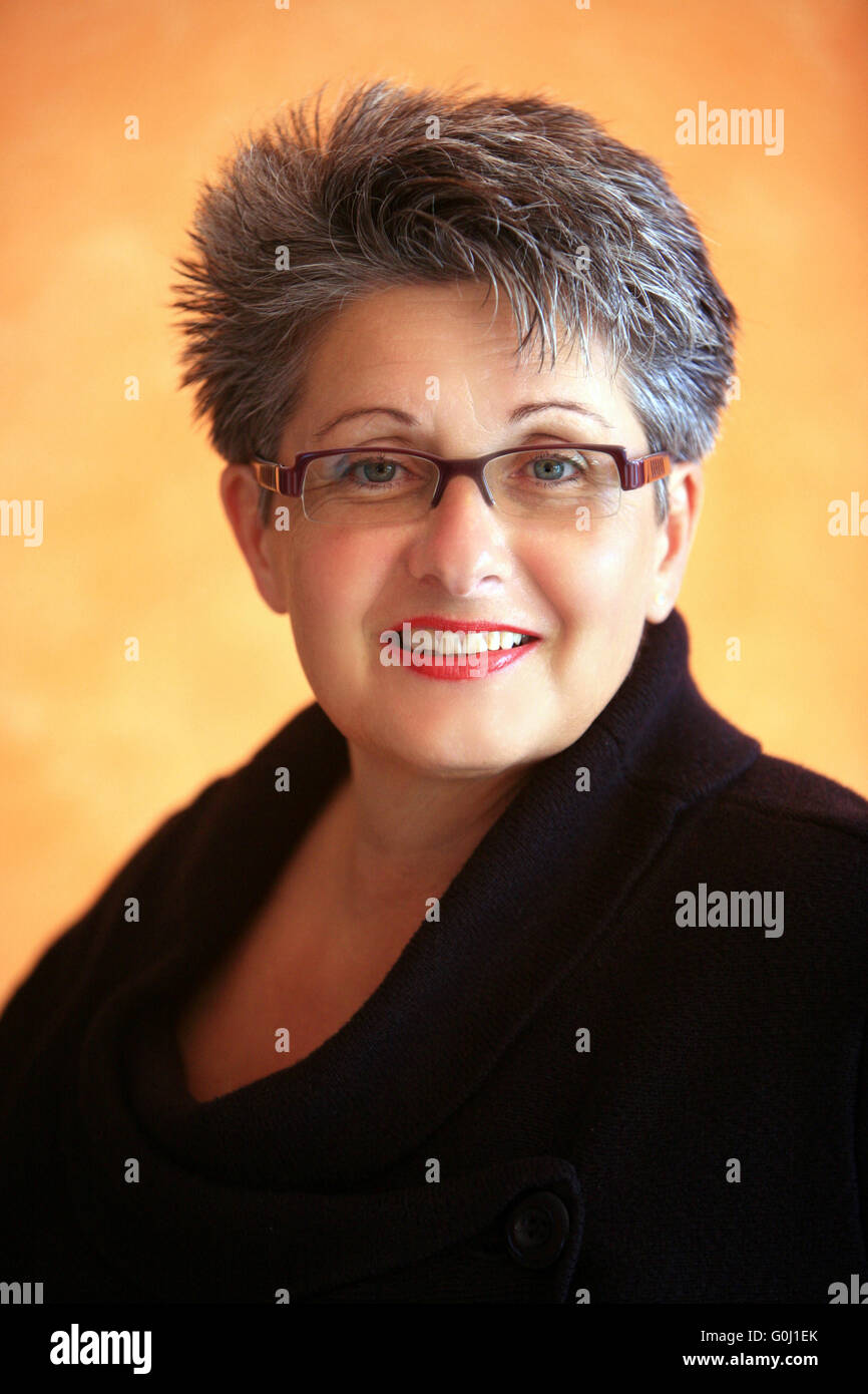 Ritratto di grigio di una donna dai capelli nel cinquantesimo Foto Stock