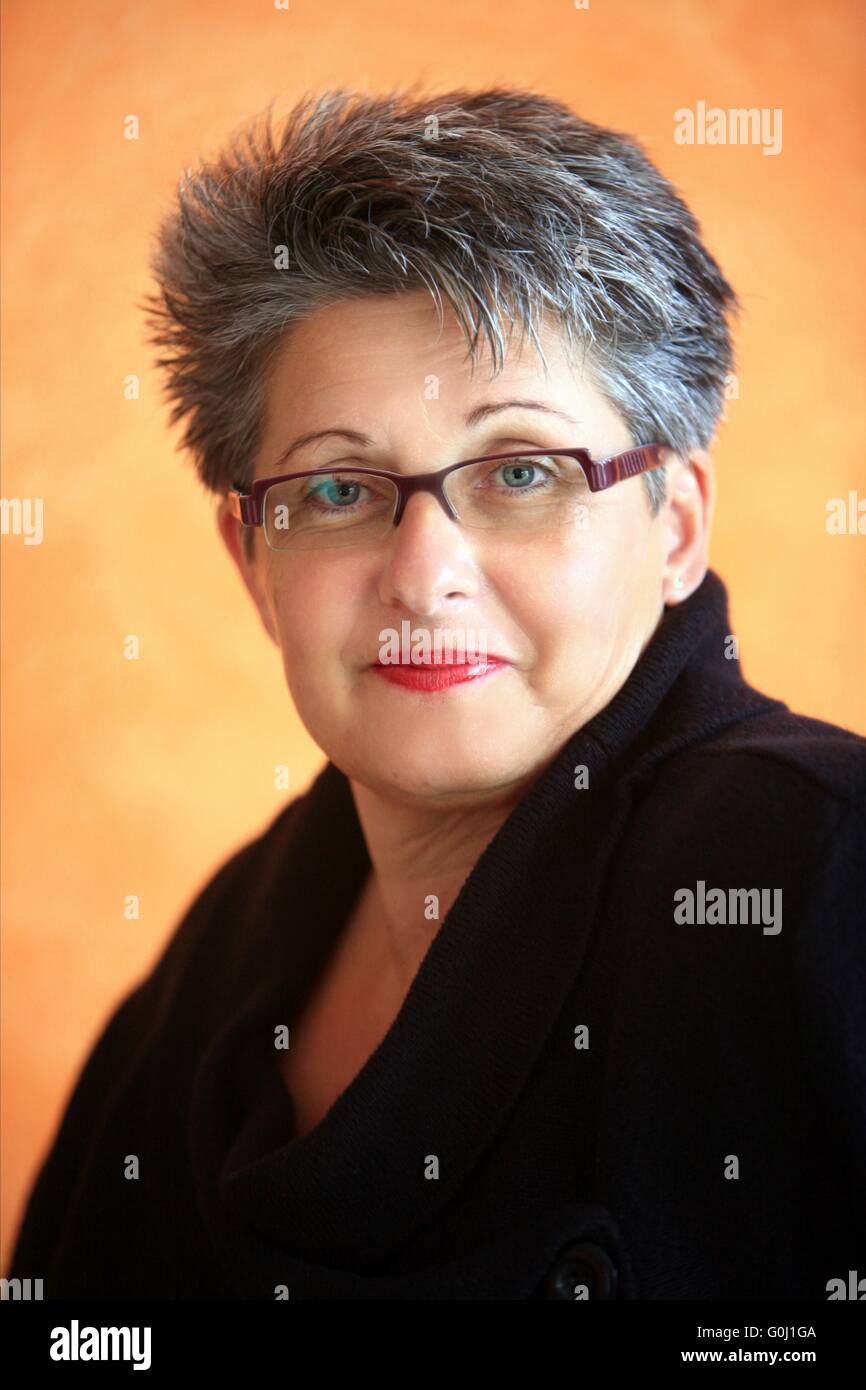 Ritratto di un pelo grigio donna nel suo cinquantesimo Foto Stock