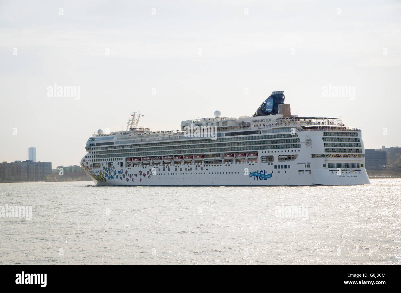 Norvegese Gem nave da crociera a vela di impostazione sul Fiume Hudson da Manhattan, New York City Foto Stock