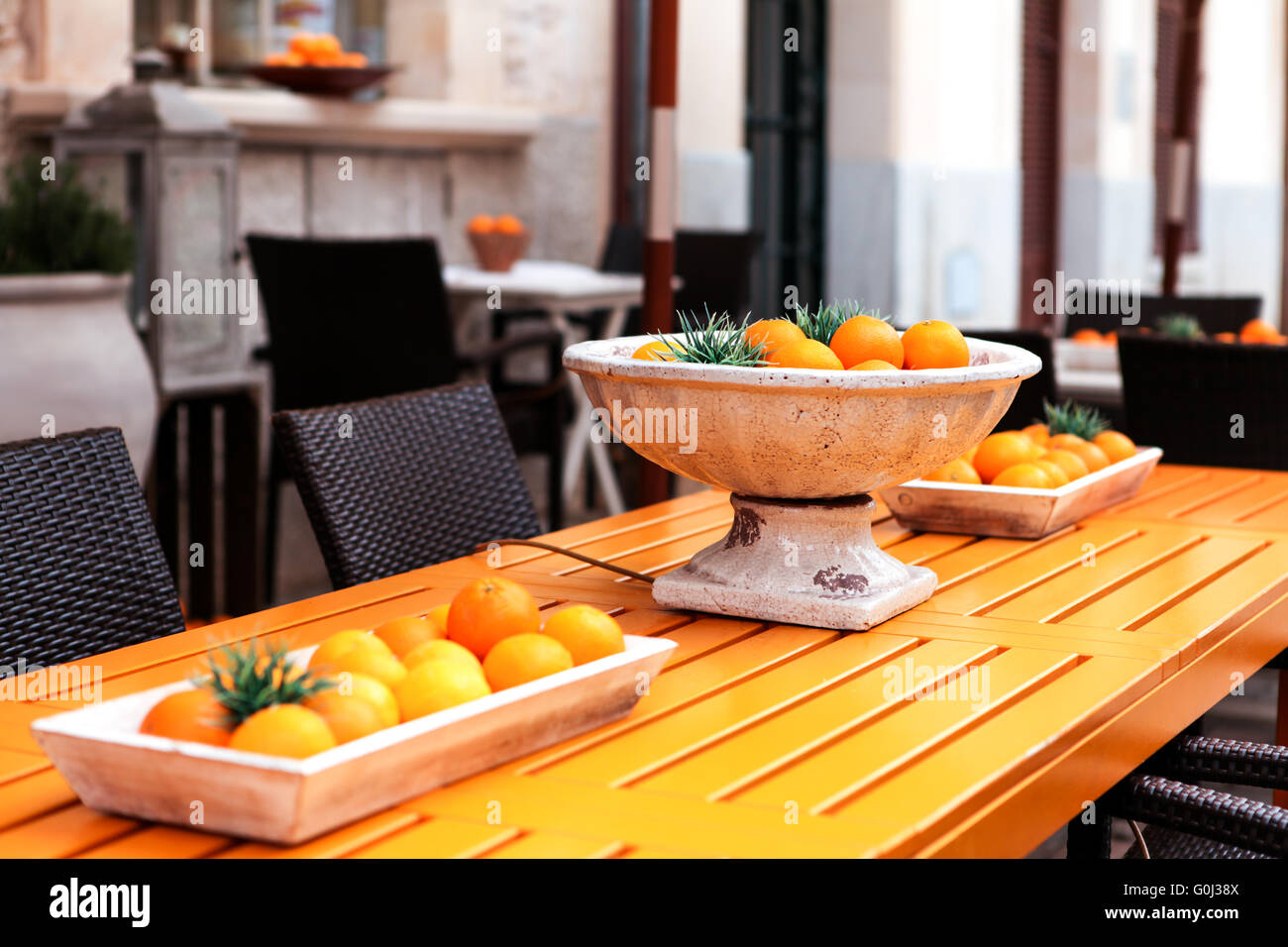 Freschi frutti di colore arancione sulla decorazione tavola in estate Foto Stock