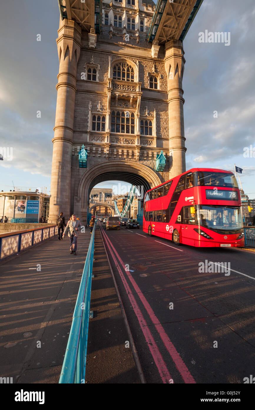 London bus attraversando il Tower Bridge di Londra, Regno Unito Foto Stock