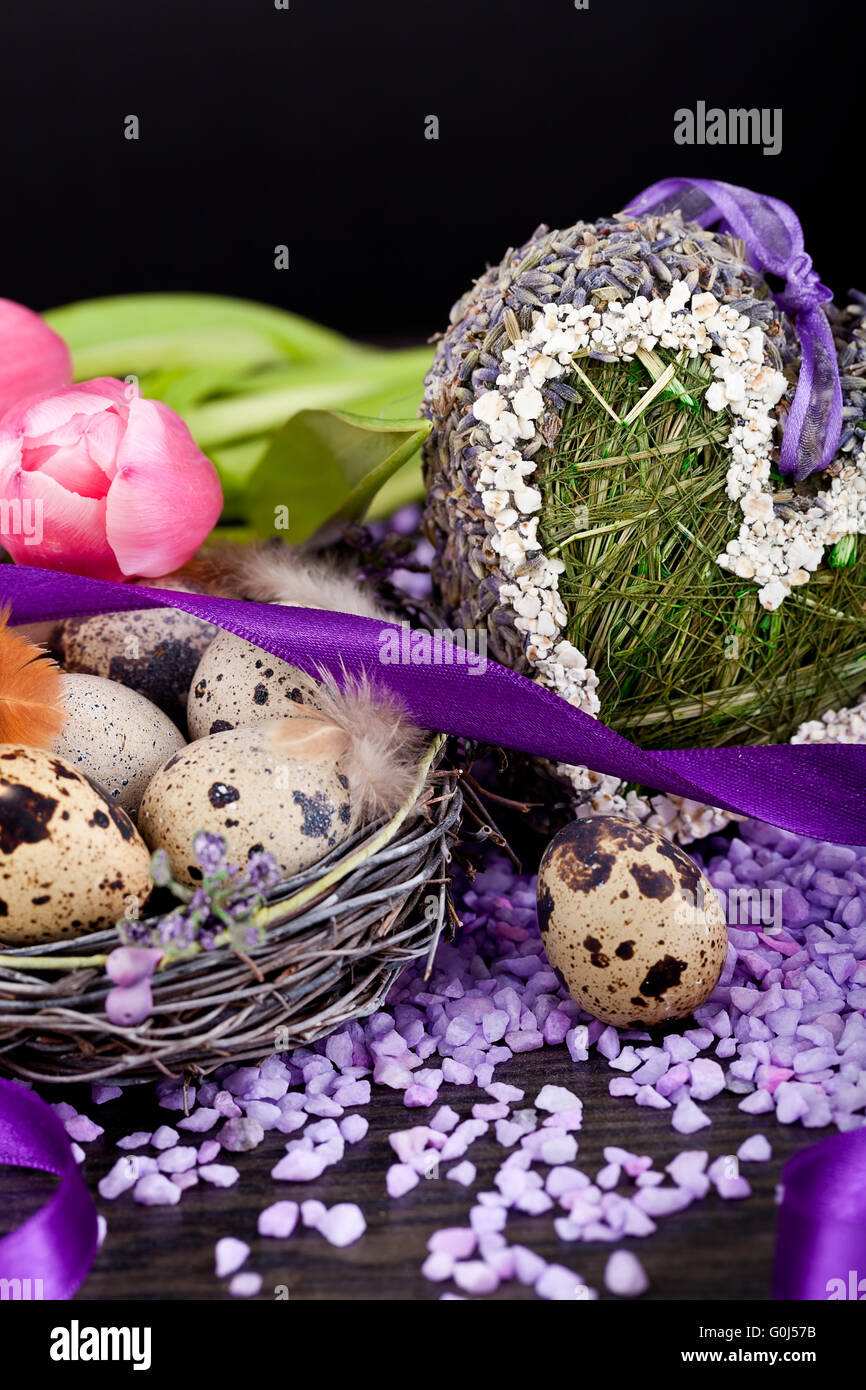 Tulipani rosa e uova di colore marrone con nastro viola decorazione di pasqua Foto Stock