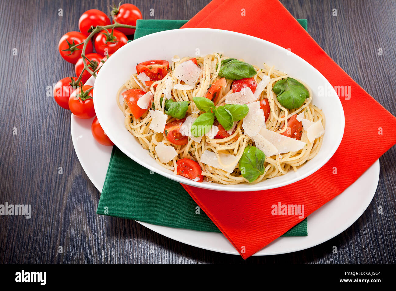 Freschi e saporiti spaghetti di pasta al pomodoro e basilico Foto Stock