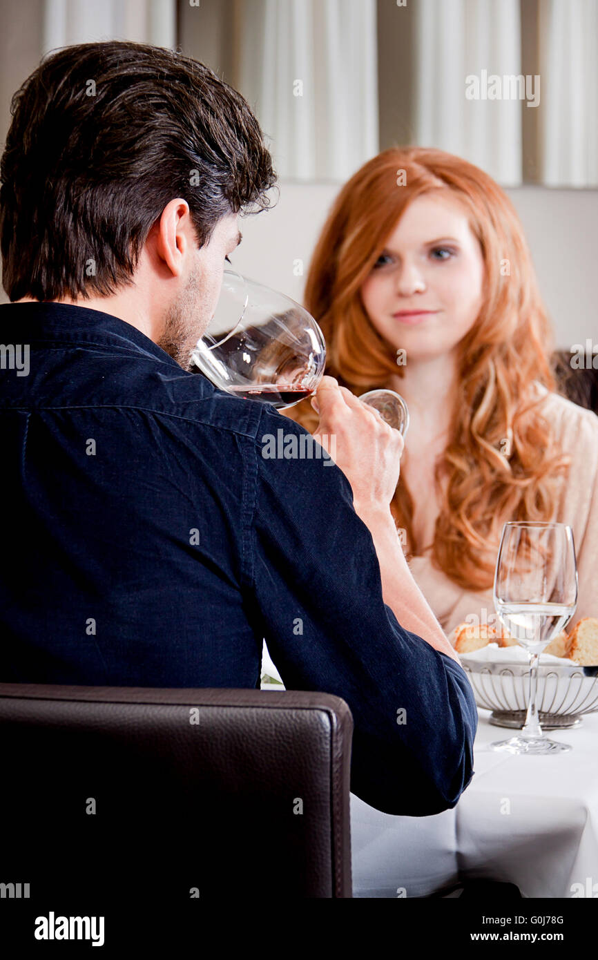 Paio di bere il vino rosso in ristorante Foto Stock