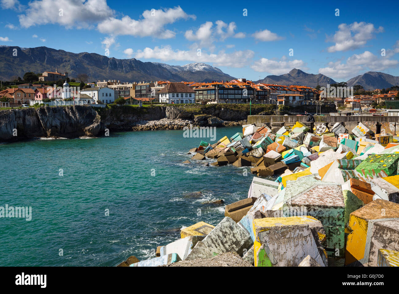 Cubos de la memoria dell'artista Agustín Ibarrola.porto di pesca marina. Villaggio di Pescatori di Llanes, Mare cantabrico, Asturias, Spagna e Foto Stock