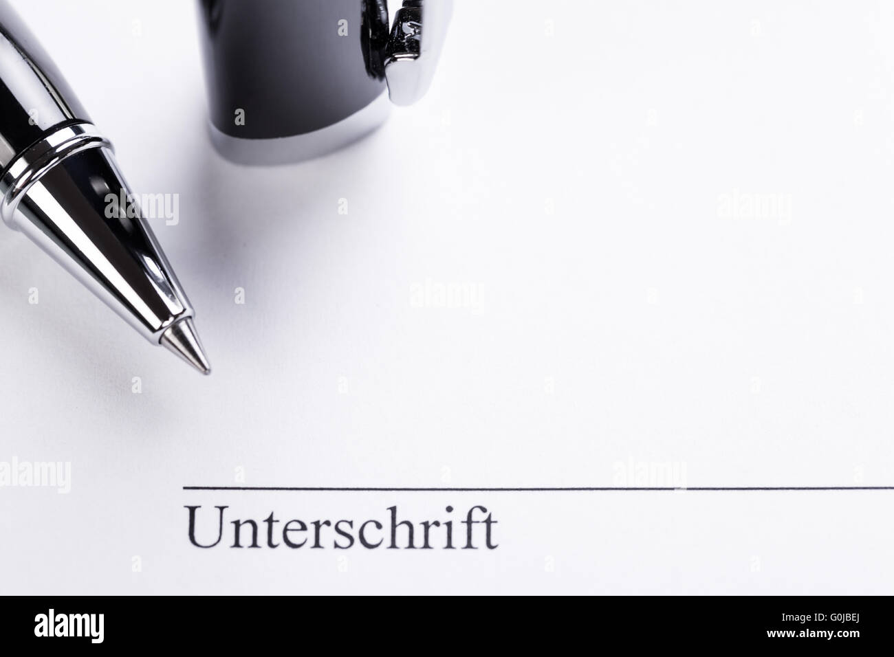 Macro closeup firmare il documento contratto di riempimento della penna Foto Stock