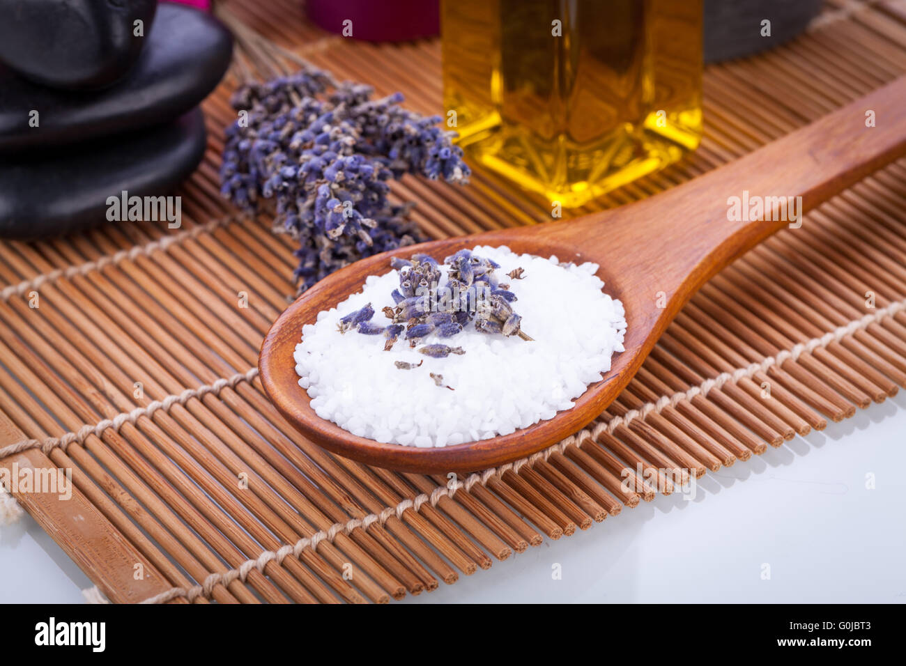 Lavanda olio per massaggi e sale da bagno aromaterapia wellness Foto Stock