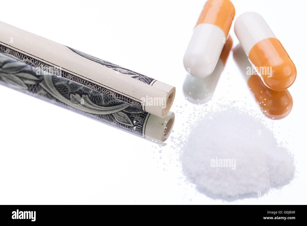 Illegale di pillole farmaceutiche e farmaci denaro sul mirror Foto Stock