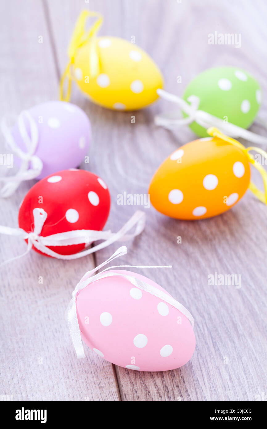 Coloratissimo uovo di pasqua decorazione su sfondo di legno Foto Stock