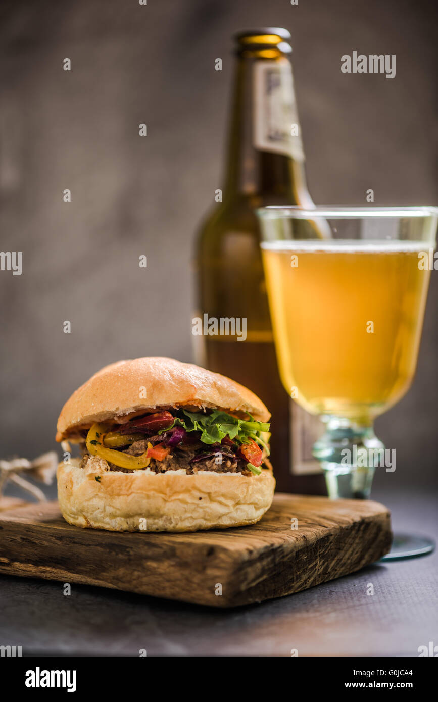 Gastro Pub cibo locale, bbq burger e Ale la birra o il sidro Foto Stock
