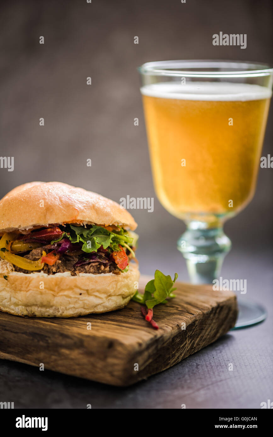 Gastro Pub cibo locale, bbq burger e Ale la birra o il sidro Foto Stock