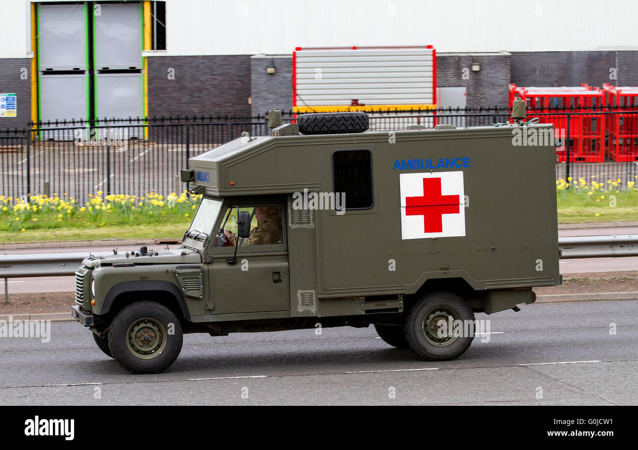 Un esercito britannico Battlefield ambulanza Land Rover che viaggia lungo il Kingsway West a doppia carreggiata a Dundee, Regno Unito Foto Stock