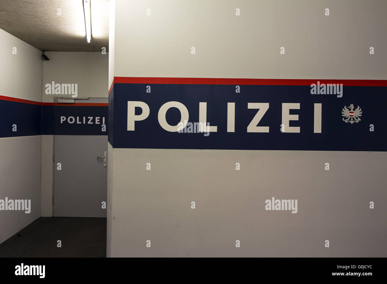 Guardia di polizia di stanza in Austria Foto Stock