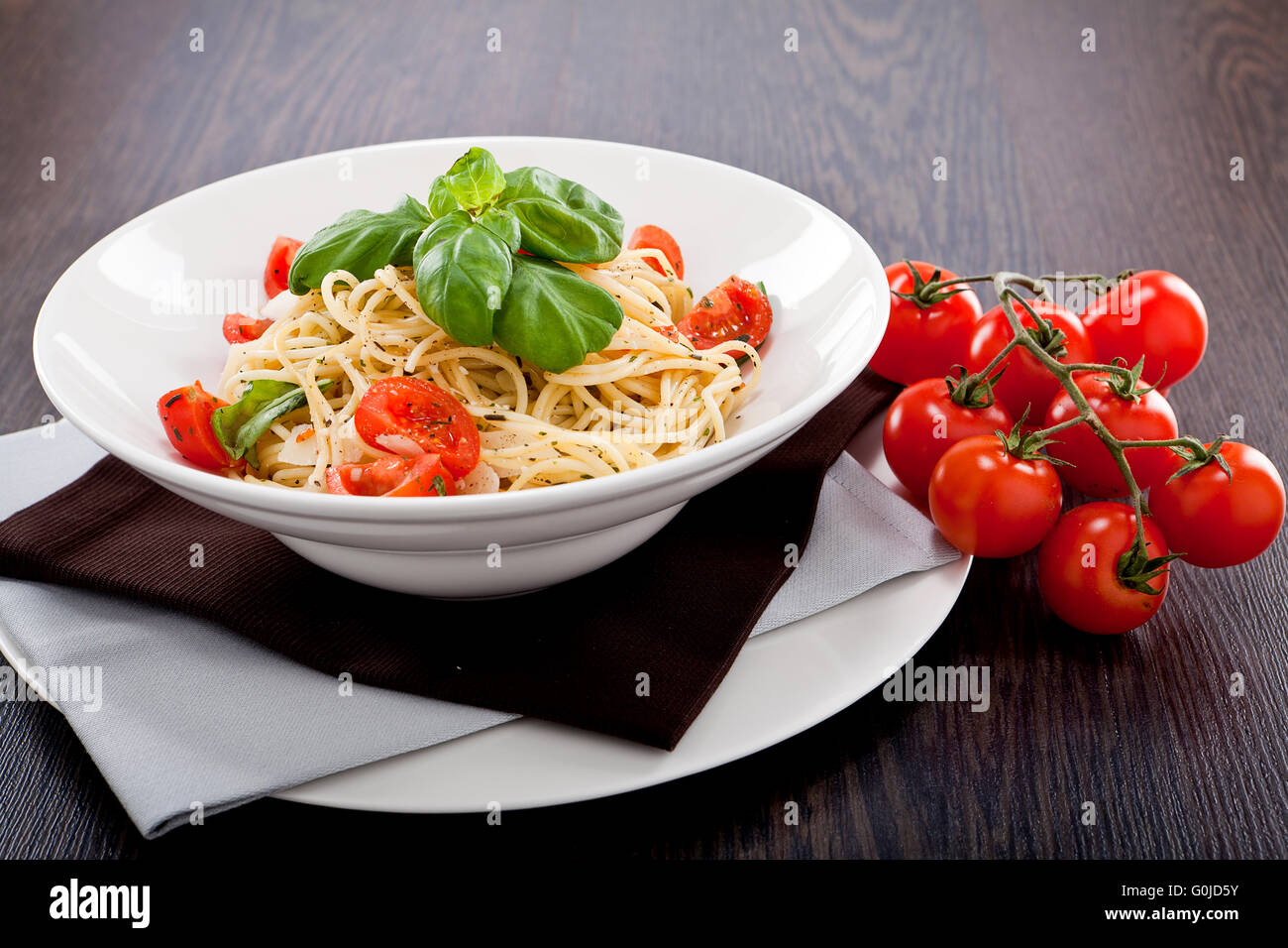 Freschi e saporiti spaghetti di pasta al pomodoro e basilico Foto Stock