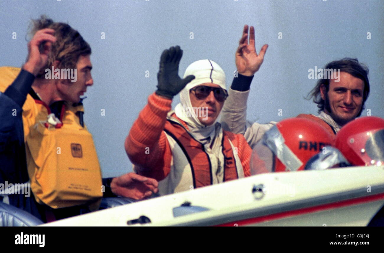 AJAXNETPHOTO. 2° settembre 1972. SOLENT, Inghilterra. - COWES-TORQUAY-COWES POWERBOAT RACE WINNER - (l-r) NAVIGATORE MIKE mantello (GB), CARLO BONOMI (IT.) e RICHIE POTERI (USA) ATTRAVERSANDO IL TRAGUARDO OFF COWES IN AEROMARINE IX A VINCERE LA 251 MIGLIA RACE A UNA VELOCITÀ MEDIA DI 55.2MPH (88.32km/h.). Foto:JONATHAN EASTLAND/AJAX REF:357248 1 Foto Stock