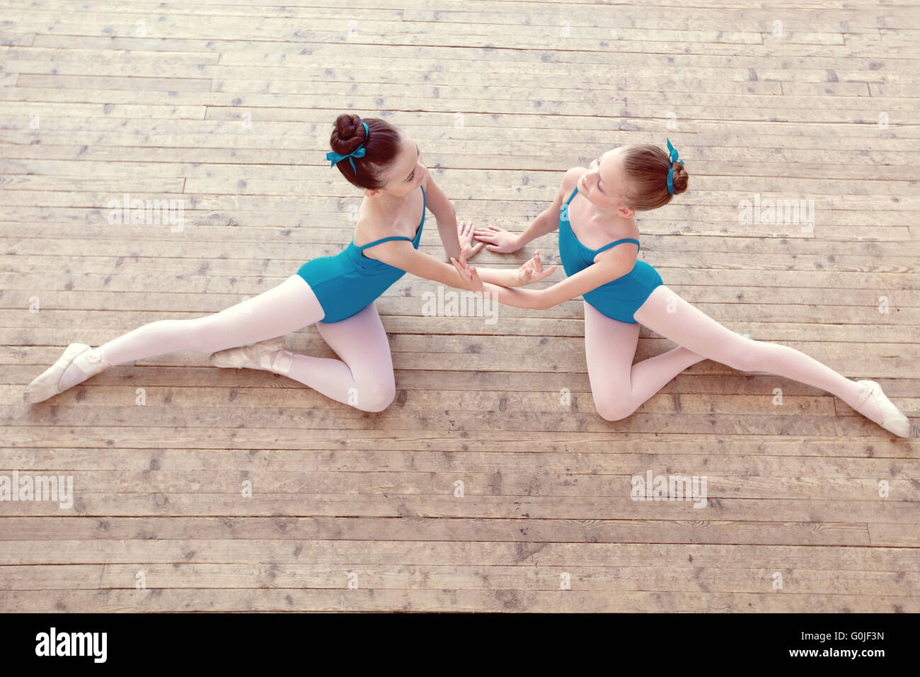 Vista superiore della petite ballerine dancing in studio Foto stock - Alamy
