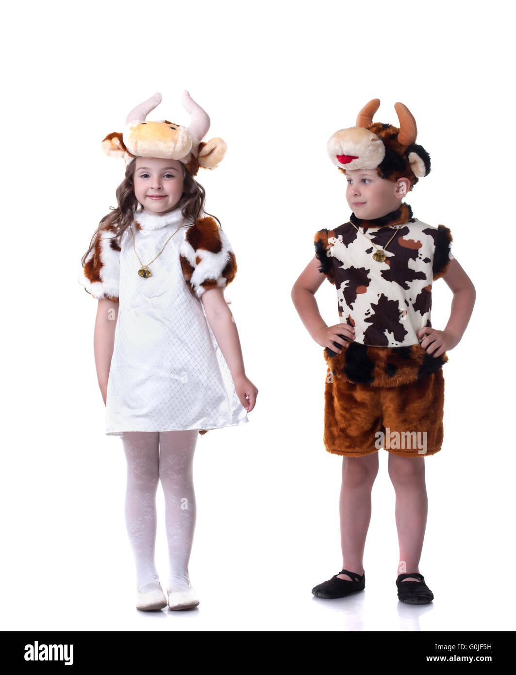 Strani piccoli bambini in posa di costumi di carnevale Foto stock - Alamy